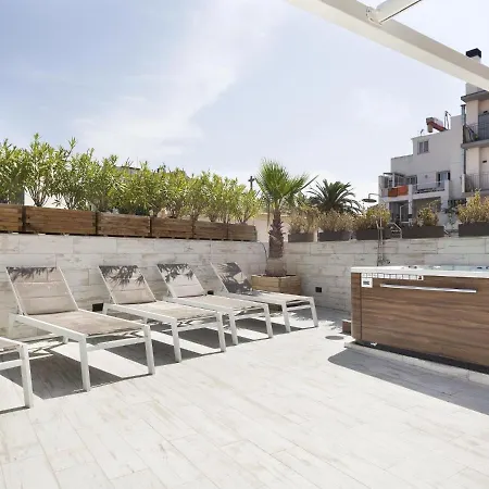 Apartment Spaces: Mediterranean Beachfront With Spacious Terrace *
