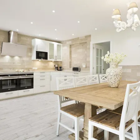 Spaces Mediterranean 5 Bedrooms, 4 Bathrooms, 75m2 Terrace, Centre Sitges- Sleeps 11 Lägenhet *