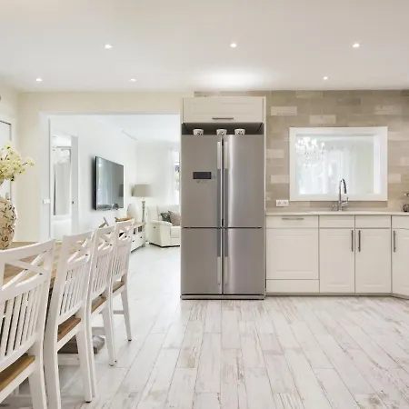 Spaces Mediterranean 5 Bedrooms, 4 Bathrooms, 75m2 Terrace, Centre Sitges- Sleeps 11 Lägenhet *