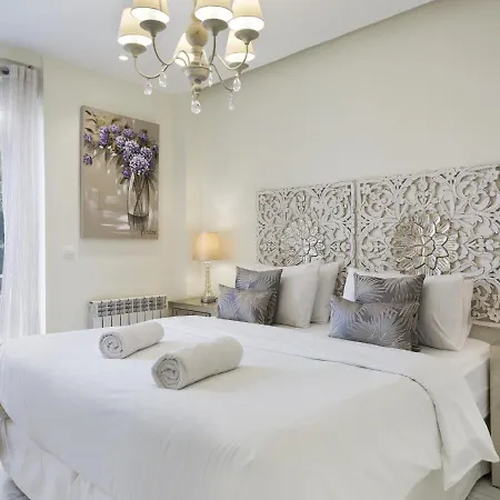 شقة Spaces Mediterranean 5 Bedrooms, 4 Bathrooms, 75m2 Terrace, Centre Sitges- Sleeps 10 سيدجيس