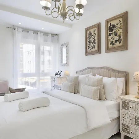 Spaces Mediterranean 5 Bedrooms, 4 Bathrooms, 75m2 Terrace, Centre Sitges- Sleeps 11 Lägenhet *