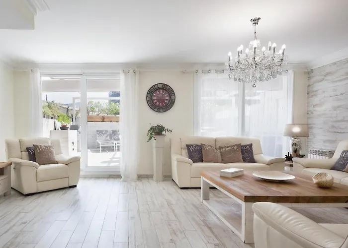 Spaces Mediterranean 5 Bedrooms, 4 Bathrooms, 75m2 Terrace, Centre Sitges- Sleeps 11 锡切斯