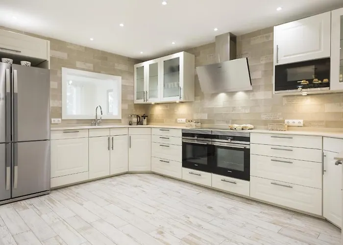 Spaces Mediterranean 5 Bedrooms, 4 Bathrooms, 75m2 Terrace, Centre Sitges- Sleeps 11 * 锡切斯