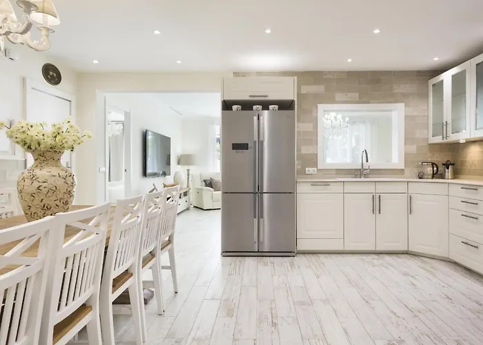 Spaces Mediterranean 5 Bedrooms, 4 Bathrooms, 75m2 Terrace, Centre Sitges- Sleeps 11 公寓 *