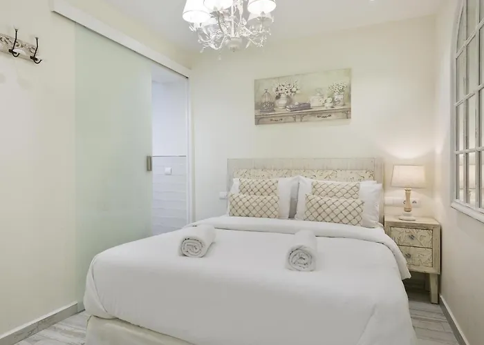 Spaces Mediterranean 5 Bedrooms, 4 Bathrooms, 75m2 Terrace, Centre Sitges- Sleeps 11 * 锡切斯