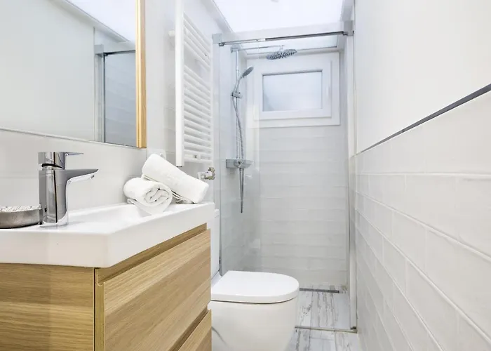 Spaces Mediterranean 5 Bedrooms, 4 Bathrooms, 75m2 Terrace, Centre Sitges- Sleeps 11 * 锡切斯