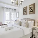 Spaces Mediterranean 5 Bedrooms, 4 Bathrooms, 75m2 Terrace, Centre Sitges- Sleeps 10 Apartamento *