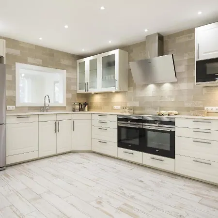 Spaces Mediterranean 5 Bedrooms, 4 Bathrooms, 75m2 Terrace, Centre Sitges- Sleeps 10 * Sitges