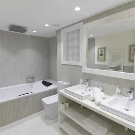 Spaces Mediterranean 5 Bedrooms, 4 Bathrooms, 75m2 Terrace, Centre Sitges- Sleeps 11 Апартаменти *