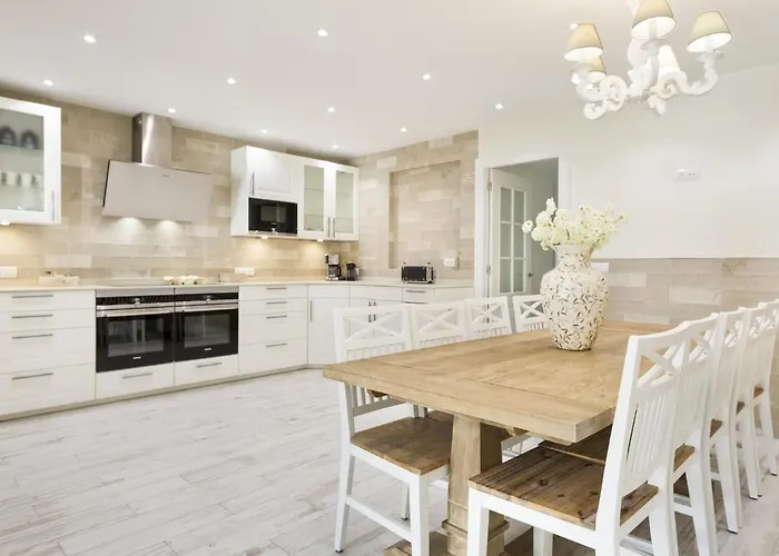 Spaces Mediterranean 5 Bedrooms, 4 Bathrooms, 75m2 Terrace, Centre Sitges- Sleeps 11 Апартаменты *