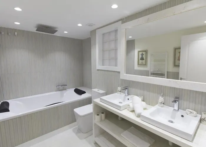 Spaces Mediterranean 5 Bedrooms, 4 Bathrooms, 75m2 Terrace, Centre Sitges- Sleeps 11 Апартаменты *